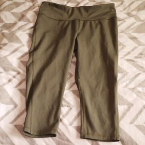 Green Capri leggings